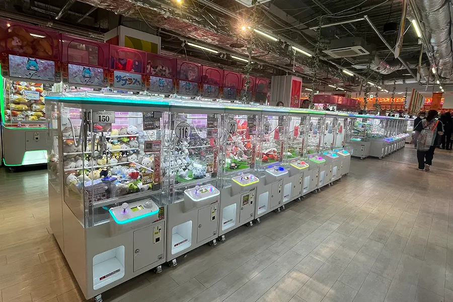 300 square meter claw machine arcade flagship layout with giant cabinets