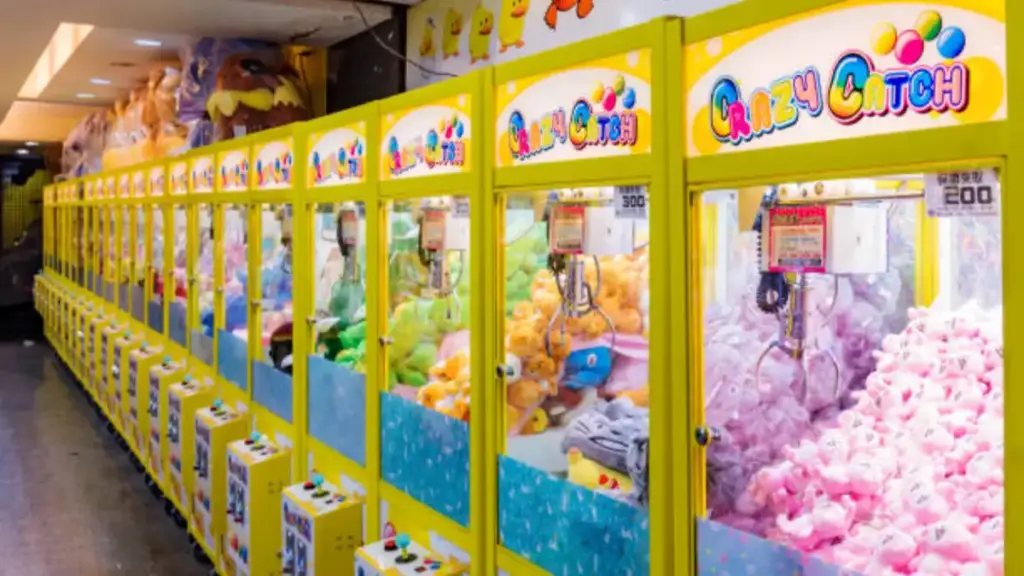 Arcade crane game claw machine