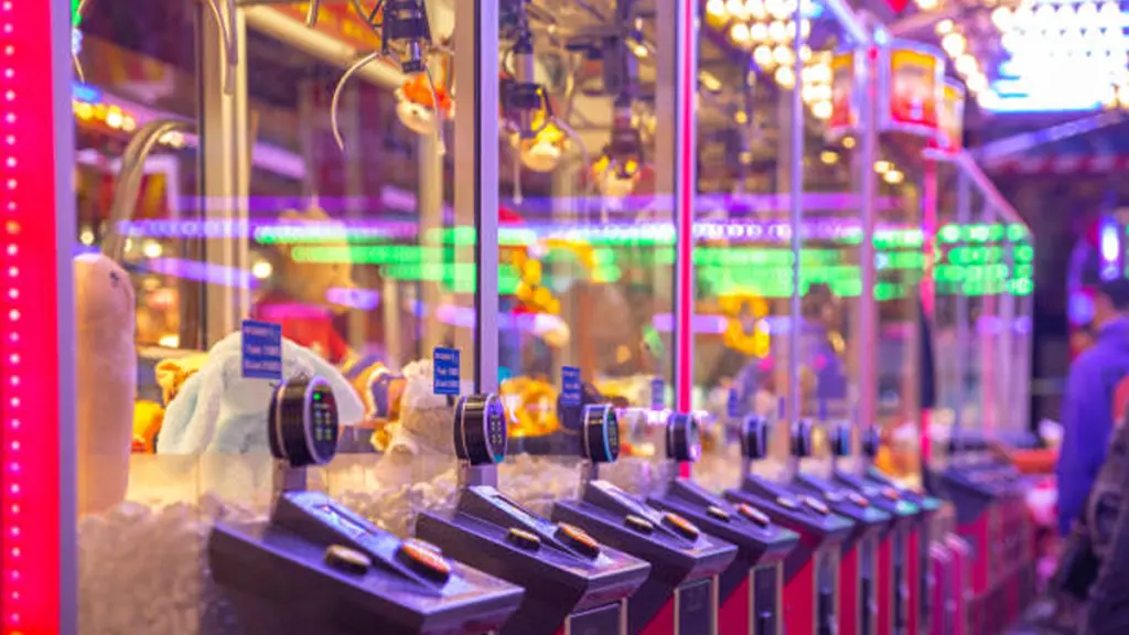 Close up of a row of claw machines with digital payment, berwarna-warni